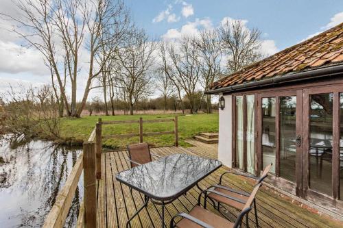 PondView Cottage with swimming pool, and garden