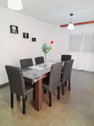 "Village" Amplia CASA boutique con parrilla y 2 garages