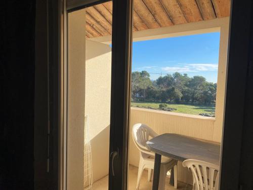 Балкон/тераса, Duplex 6 pers proche circuit Paul Ricard Le Castellet avec piscine in Син