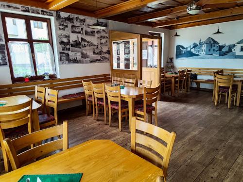 Restorāns, Malostranská restaurace (Malostranska restaurace) in Lišov