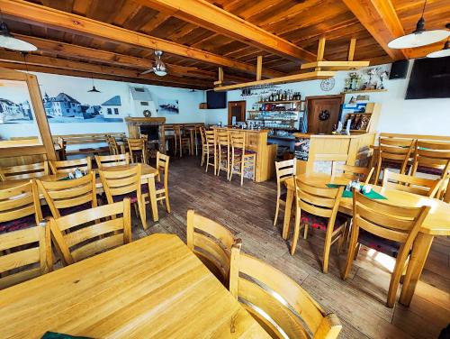 Restorāns, Malostranská restaurace (Malostranska restaurace) in Lišov