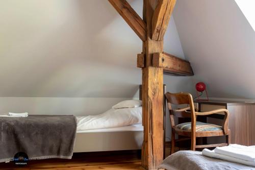 1 double bed, 1 twin bed