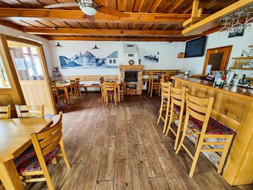 Restorāns, Malostranská restaurace (Malostranska restaurace) in Lišov