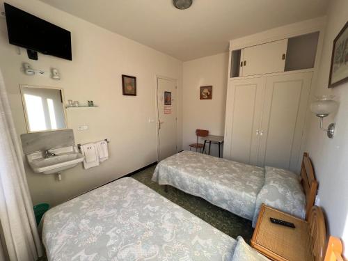 Hostal Zurich Room Type - Double Room with Shared Bathroom