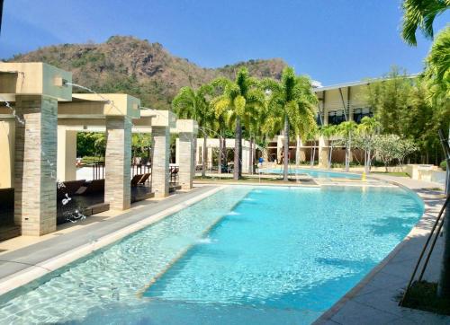 Pico de Loro Miranda Family Beach Condo max 6 pax with fiber internet in นาซุกบู