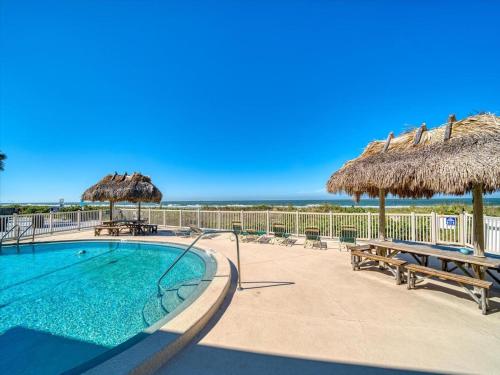 Chateau 6W Alluring Beachfront Condo in Clearwater Beach, USA