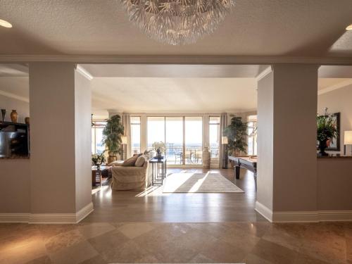 Sandpearl Residences 1605 - Luxurious Top Floor Penthouse - 360 WATER VIEWS