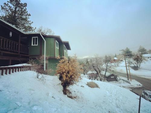 Modern hilltop cabin, 3 miles from Snow Valley