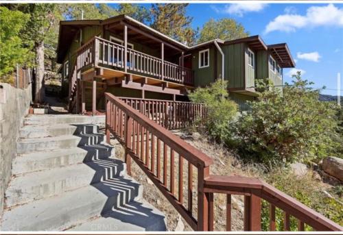 Modern hilltop cabin, 3 miles from Snow Valley