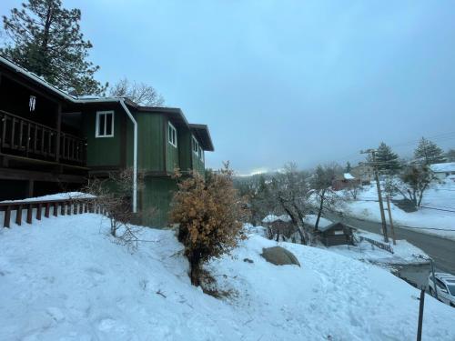 Modern hilltop cabin, 3 miles from Snow Valley