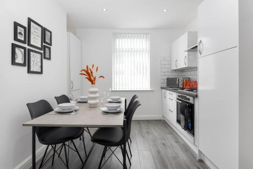 Host Liverpool - Anfield's Comfy Corner, Stylish & Fam-Friendly