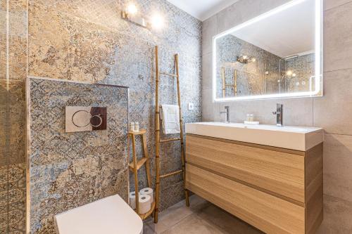 Bathroom, Silves Retreat by Algarve Golden Properties in Venda Nova