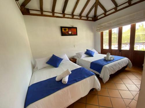 1 double bed, 2 twin beds