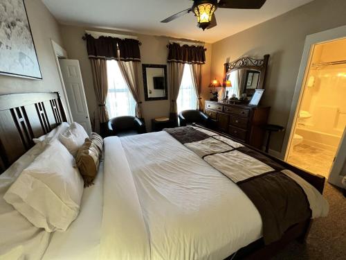 Historic Branson Hotel - Buck Bungalow Room with King Bed - Downtown - FREE TICKETS INCLUDED