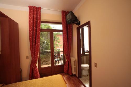 Economy Double Room with Partial Lake View