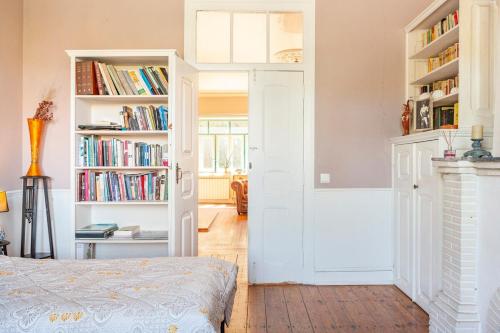 B&B Quarto Violeta com Chaminé (B&B Quarto Violeta com Chamine) in อา โดส กุนาโดส