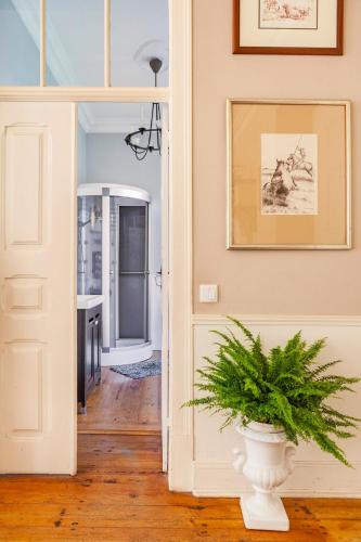 B&B Quarto Violeta com Chaminé (B&B Quarto Violeta com Chamine) in อา โดส กุนาโดส