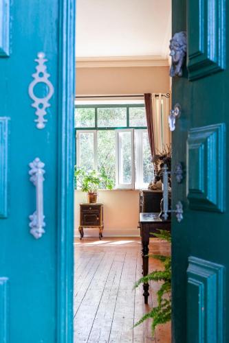 B&B Quarto Violeta com Chaminé (B&B Quarto Violeta com Chamine) in อา โดส กุนาโดส