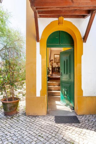 B&B Quarto Violeta com Chaminé (B&B Quarto Violeta com Chamine) in อา โดส กุนาโดส