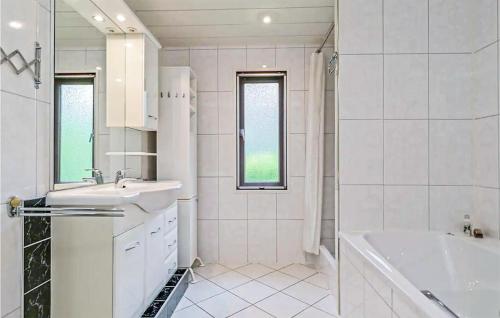 Bathroom, Awesome Caravan In Markelo With Wifi And 2 Bedrooms in Markelo
