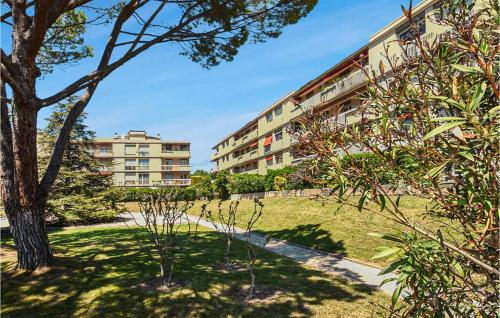 Stunning Apartment In Carpentras With House A Mountain View - Carpentras