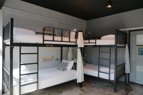 เตียงในห้องพักรวมหญิงแบบ 4 เตียง (Bed in 4-Bed Female Dormitory Room)