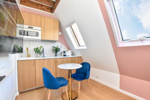 Newly Renovated Studio under the Parisian Roofs - Arc de Triomphe