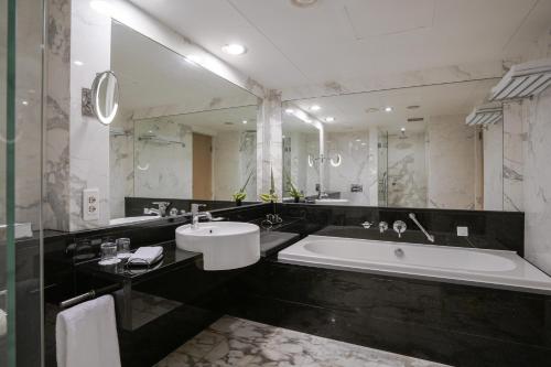 Grand Deluxe Room image 5