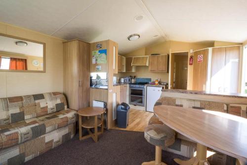 Lovely 6 Berth Caravan At Naze Marine Holiday Park In Essex Ref 17275c