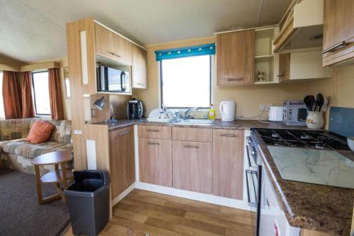 Lovely 6 Berth Caravan At Naze Marine Holiday Park In Essex Ref 17275c