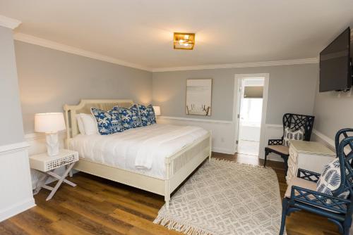 The Burrus House Inn Waterfront Suites