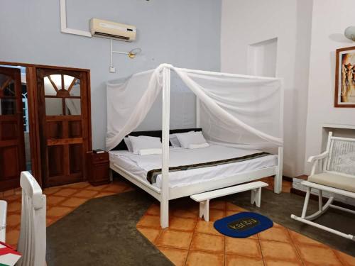 1 king bed, 1 twin bed