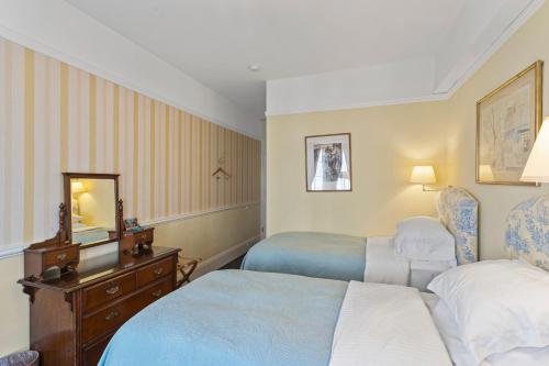 Standard Twin Room with Shared Bathroom
