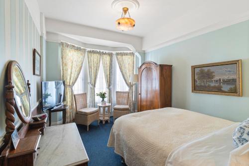 room detail thumbnail 1