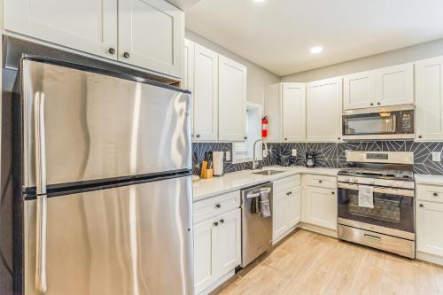 Shops across street! - Parking - Convention Center - image 12