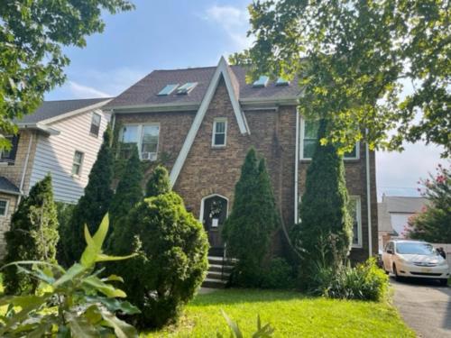 EWR AIRPORT Multilevel Guest House Room with 2-3 Beds