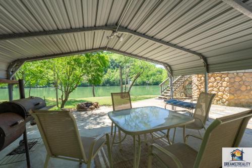 3BR Cabin On the White River with Boat Launch - Great Fishing - CCWC