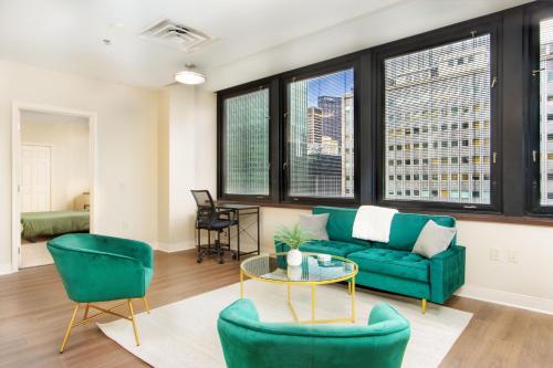 Luxe City Views in DT Pittsburgh 24-7 Valet Gym Lounge Roku in Pittsburgh, USA