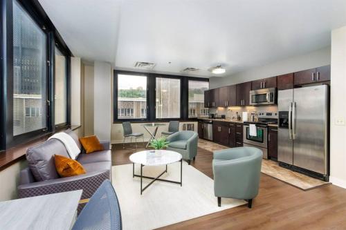 Lavish City Views in DT Pittsburgh 24-7 Valet Gym Lounge Roku in Pittsburgh, USA