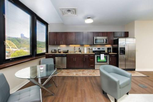Lavish City Views in DT Pittsburgh 24-7 Valet Gym Lounge Roku in Pittsburgh, USA