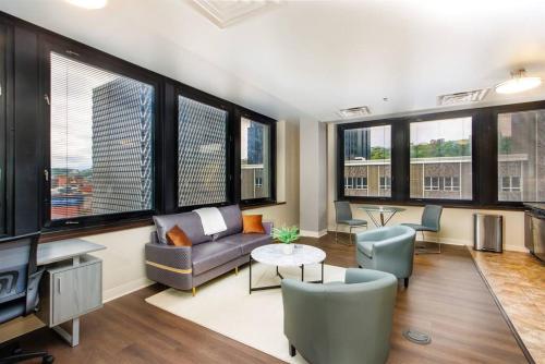 Lavish City Views in DT Pittsburgh 24-7 Valet Gym Lounge Roku in Pittsburgh, USA