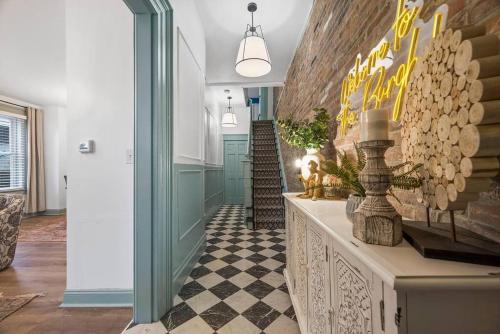 NEW! High-end Manchester Home w/ a hot tub in Pittsburgh, USA