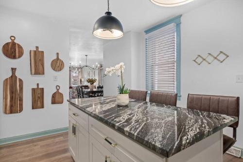 NEW! High-end Manchester Home w/ a hot tub in Pittsburgh, USA