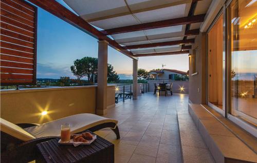 餐廳, Two-Bedroom Holiday Home In Pomer in 梅杜林