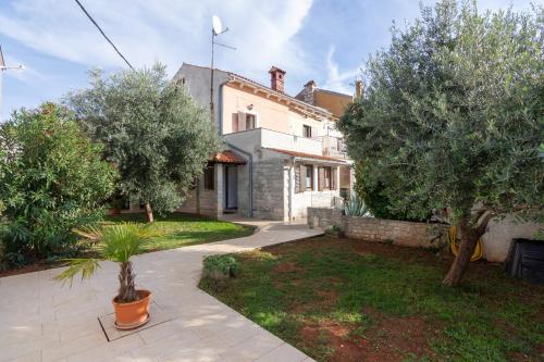 Holiday house with a parking space Valtura Pula - 16611 Pula 