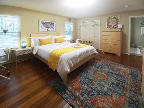 Master Bedroom with King Bed-FREE-WiFi-Snack-Parkg in Relaxing Oasis in San Marcos, USA