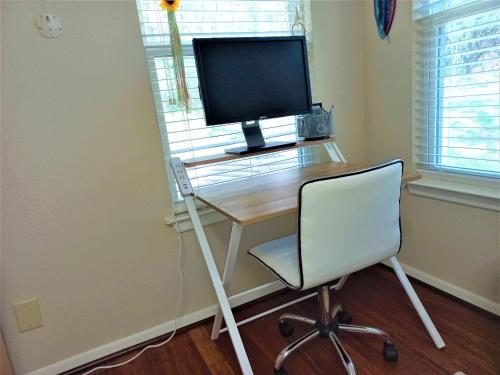 Master Bedroom with King Bed-FREE-WiFi-Snack-Parkg in Relaxing Oasis in San Marcos, USA