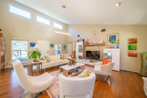 Master Bedroom with King Bed-FREE-WiFi-Snack-Parkg in Relaxing Oasis in San Marcos, Vereinigte Staaten von Amerika