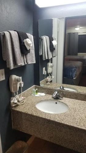 Hotel King Bed Hotel Room 225 Wi-Fi Hot Tub Booking in Stillwater, USA