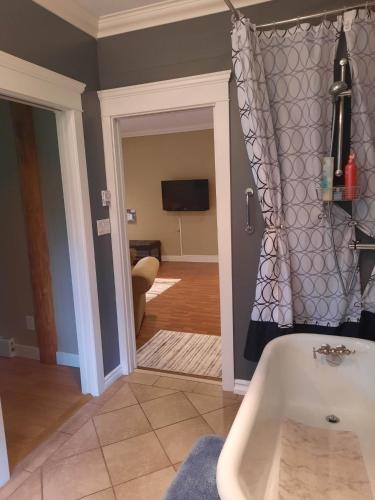 Beaver Hut Bed And Breakfast in Port Alberni, Canada